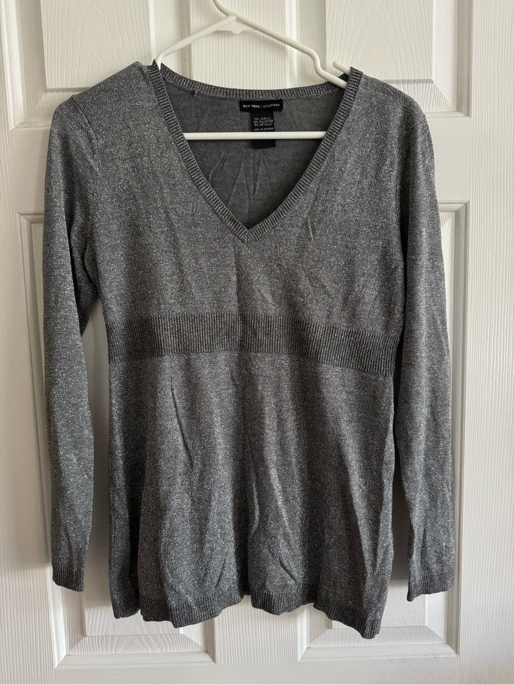 New York & Co Silver Shimmer Metallic Knit V-Neck Empire Waist Sweater S - Picture 4 of 5